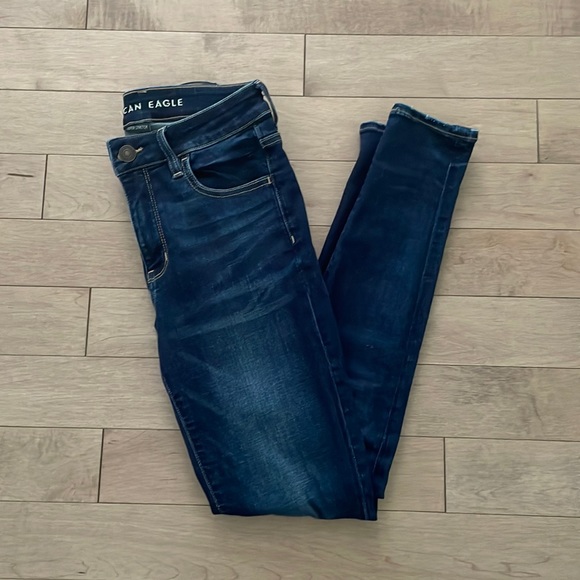 American Eagle Dark-Wash Super Stretch Hi-Rise Jegging - Picture 3 of 3